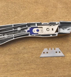 Delphin 2013 Retractable Knife With Holster