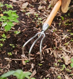 Lee Valley Mid-Length Three-Prong Cultivator