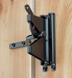Self-Aligning Gate Latch